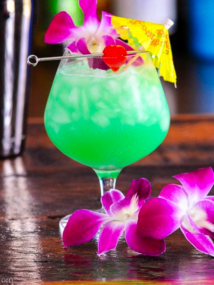 Cocktail Blue Hawaiin à base de rhum et curaçao